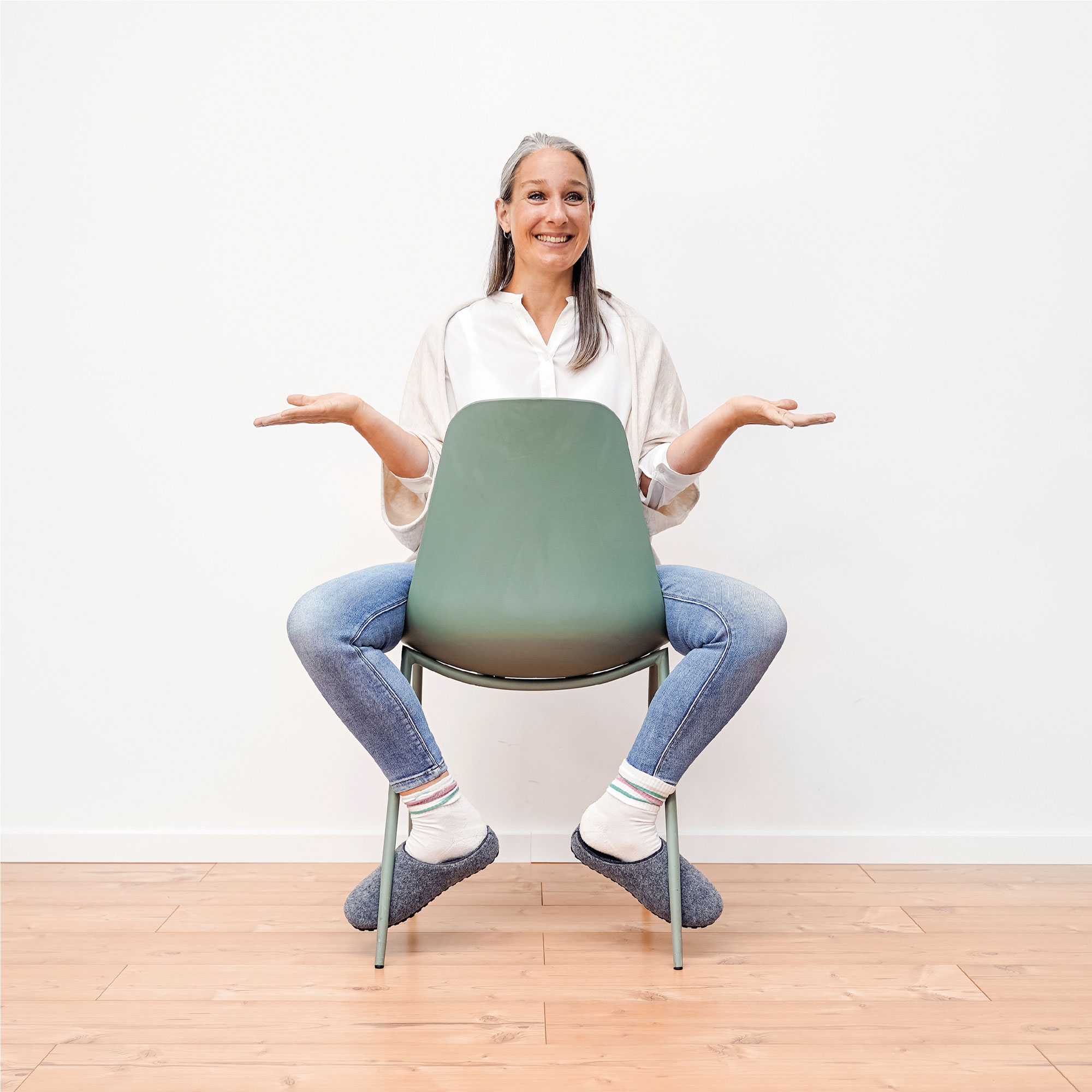 Set Slipper – Grey-Charcoal mit Nagellack Pale Grey Set Slipper – Grey-Charcoal mit Nagellack Pale Grey